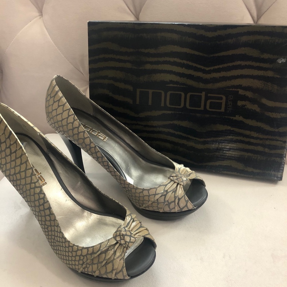 New MODA Spana peep toe pump